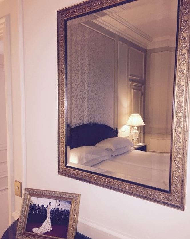 Cận cảnh phòng khách sạn sang chảnh đầy ắp hình ảnh chính mình của Phạm Băng Băng tại Cannes Cận cảnh phòng khách sạn sang chảnh đầy ắp hình ảnh chính mình của Phạm Băng Băng tại Cannes